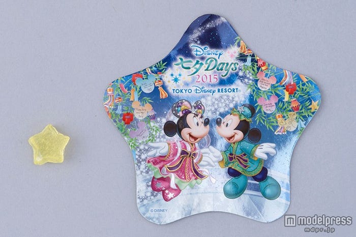 キャンディーにはシールが付いている(C)Disney