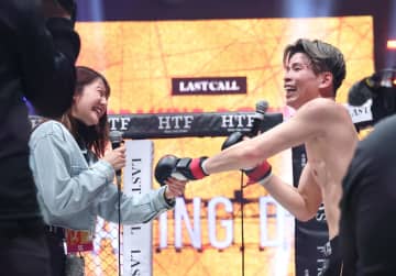 BDでまさかのプロポーズ大作戦「よかったら俺と結婚してください」勝利の格闘家・加藤虎於奈が彼女呼び出しリング上で異例の求婚、見事成功 朝倉未来は「素晴らしい」、会場も祝福