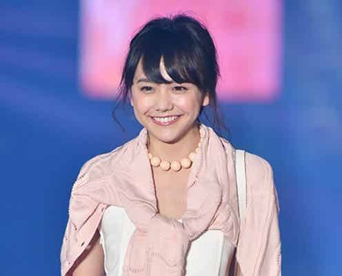 松井愛莉、肌見せコーデでキュートにランウェイ 3万4千人の歓声浴びる<GirlsAward 2015 S/S>