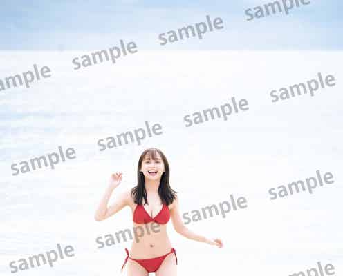 日向坂46影山優佳、真っ赤な水着姿で笑顔はじける 1st写真集特典クイズカード第3弾解禁<知らないことだらけ>