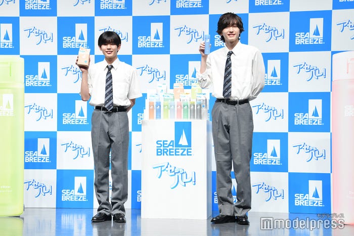 爽やかな制服姿で登場した長尾謙杜&道枝駿佑(C)モデルプレス