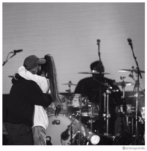 アリアナ・グランデ、慈善ライブで恋人と熱いハグ 手を取り涙をこらえる場面も