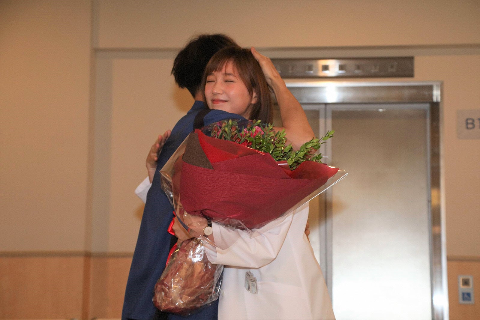 窪田正孝＆本田翼「ラジエーションハウス」クランクアップでハグ