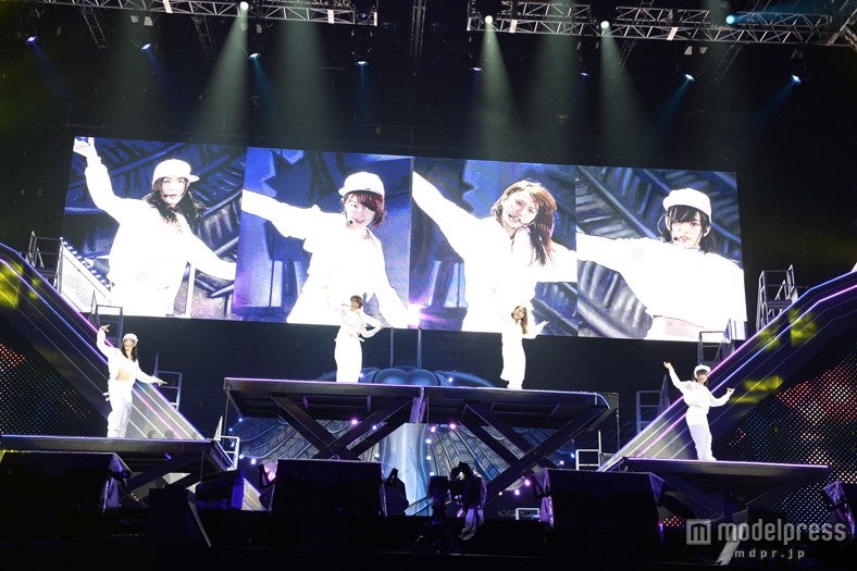 「大島優子卒業コンサート in 味の素スタジアム ～6月8日の降水確率56％（5月16日現在）、てるてる坊主は本当に効果があるのか？～」（C）AKS