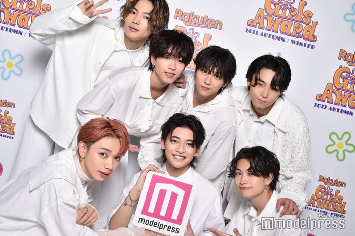 8LOOM(後列左から時計回りに)NOA、森愁斗、山下幸輝、八村倫太郎、綱啓永、高橋文哉、宮世琉弥(C)モデルプレス