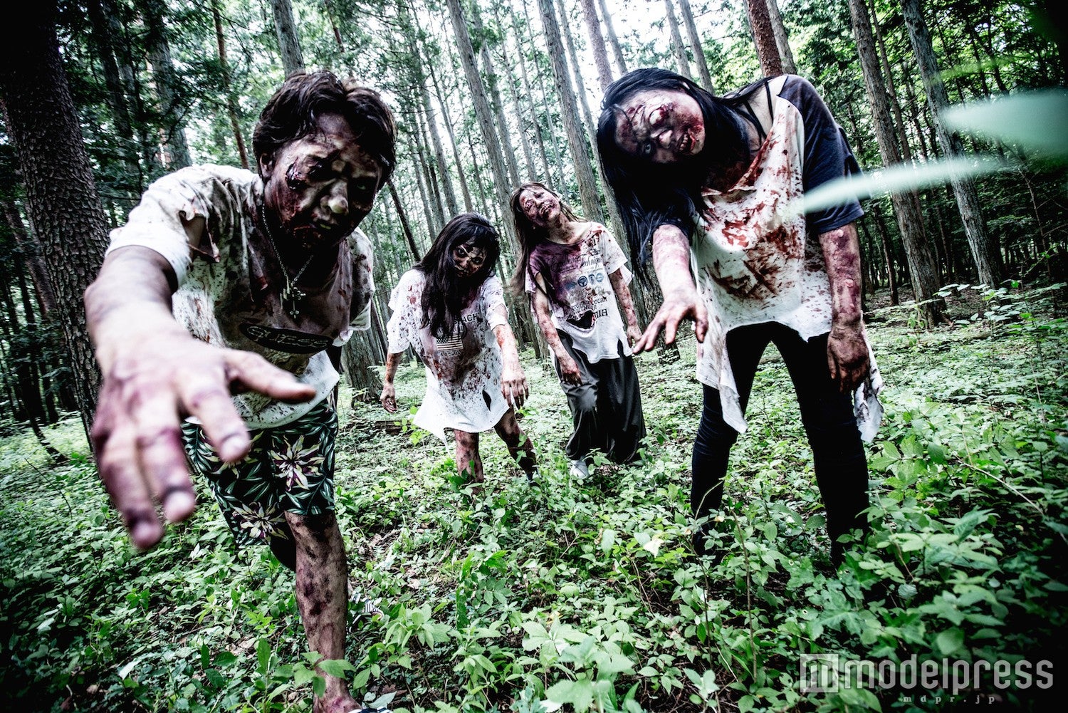 ハロウィン最恐「ゾンビハザード」で“ガチ鬼ごっこ”　血塗れゾンビ100体が襲来