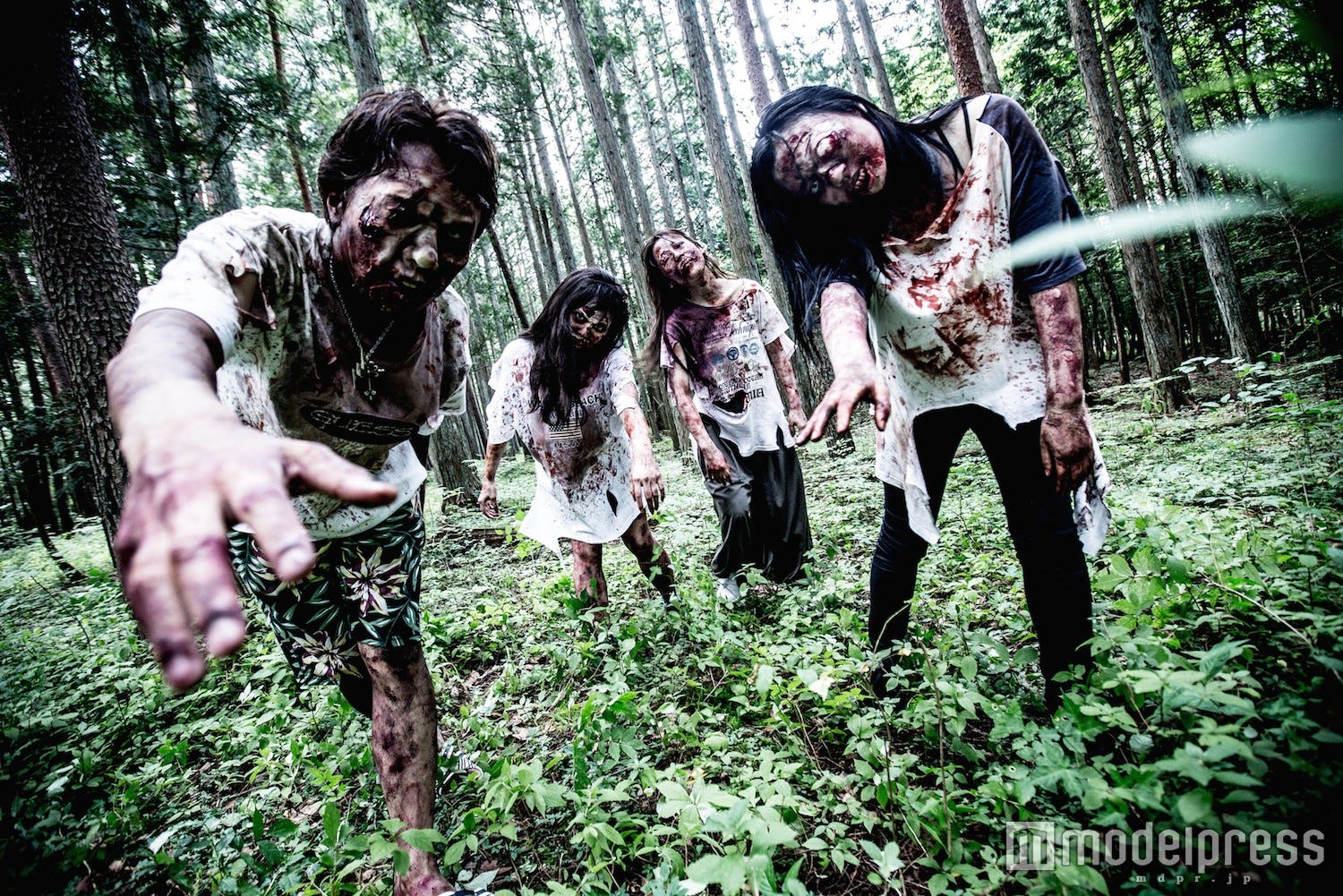 ハロウィン最恐「ゾンビハザード」で“ガチ鬼ごっこ” 血塗れゾンビ100体が襲来