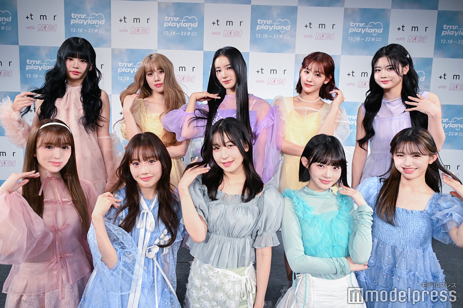 “髪をなびかせたら”ポーズをとってくれたME:I（後列）RINON、AYANE、MIU、RAN、KOKONA（前列）SUZU、KEIKO、MOMONA、SHIZUKU、COCORO（C）モデルプレス