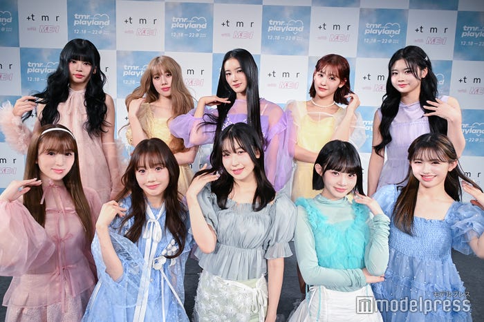 “髪をなびかせたら”ポーズをとってくれたME:I(後列)RINON、AYANE、MIU、RAN、KOKONA(前列)SUZU、KEIKO、MOMONA、SHIZUKU、COCORO(C)モデルプレス