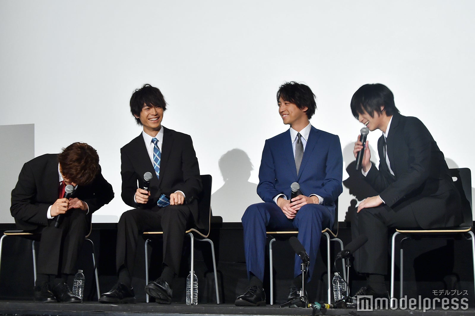 舞台上で「はじめまして」と挨拶する正木郁（左）と荒牧慶彦（右）（C）モデルプレス