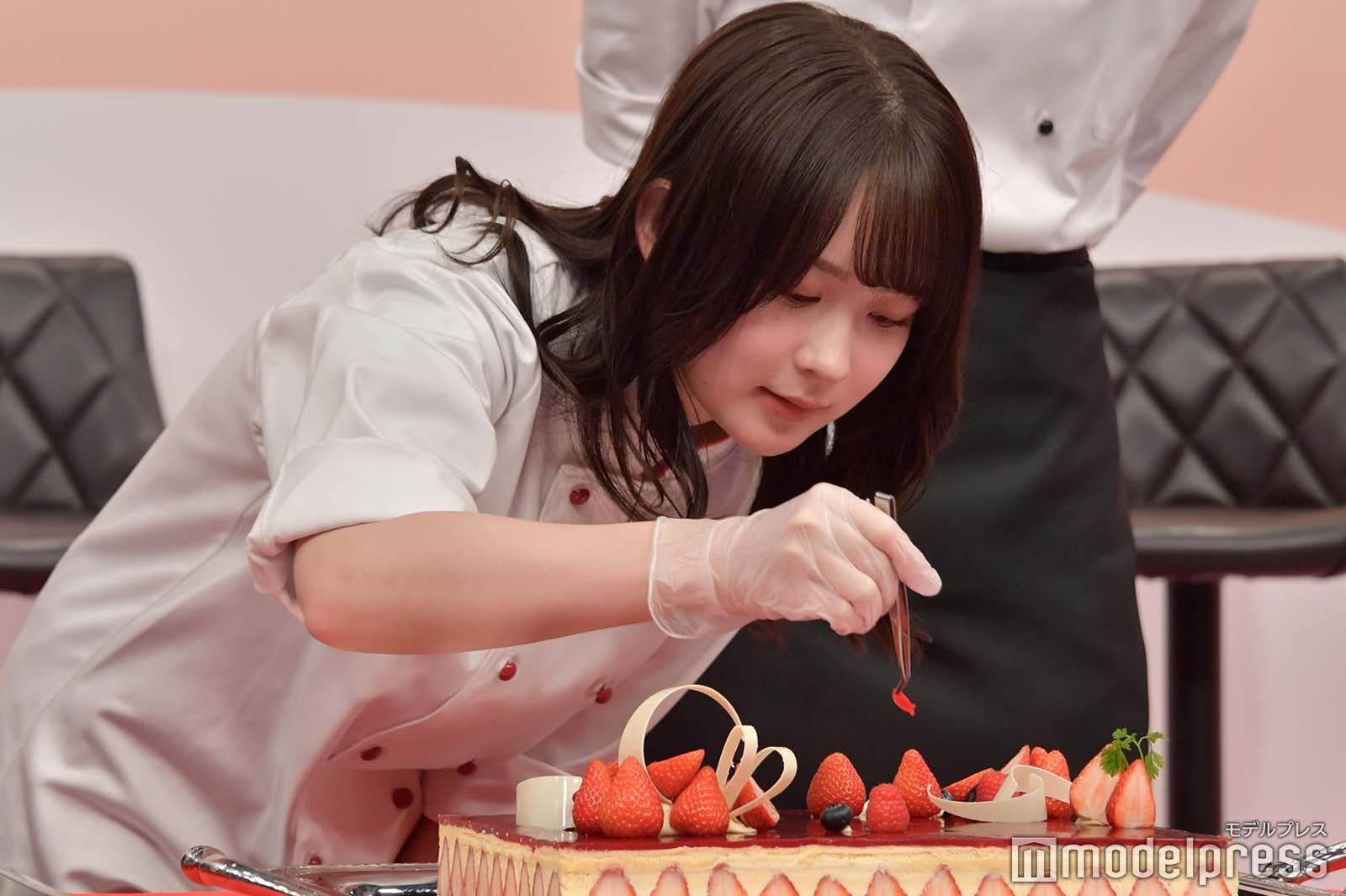 恐る恐る盛り付けする畑芽育（C）モデルプレス