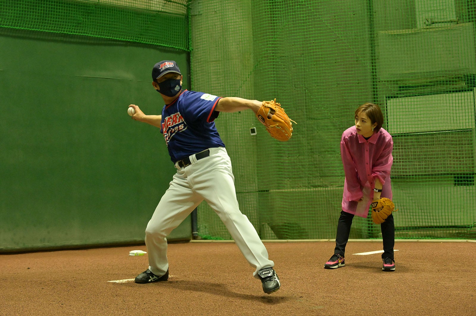 （右）石原さとみ（提供写真）