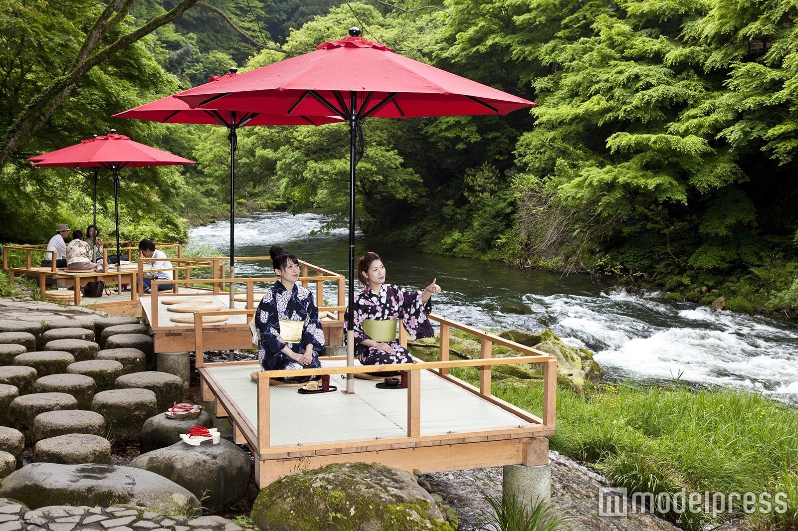 川床は京都だけじゃない！「鶴仙渓 川床」で和スイーツ片手に極上の癒