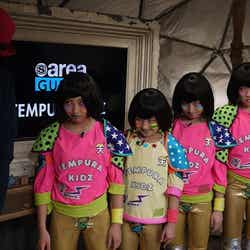 (左から)VJのサイトウ“JxJx”ジュン、TEMPURA KIDZ