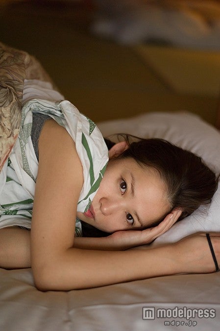 寝起きのすっぴんショットを披露した市川由衣／最新写真集「YUI」（ワニブックス、2月27日発売 撮影：HAL KUZUYA、細居幸次郎）より