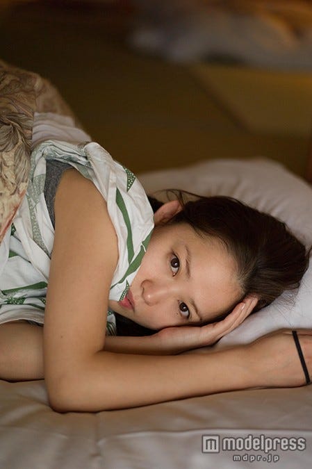 寝起きのすっぴんショットを披露した市川由衣/最新写真集「YUI」(ワニブックス、2月27日発売 撮影:HAL KUZUYA、細居幸次郎)より
