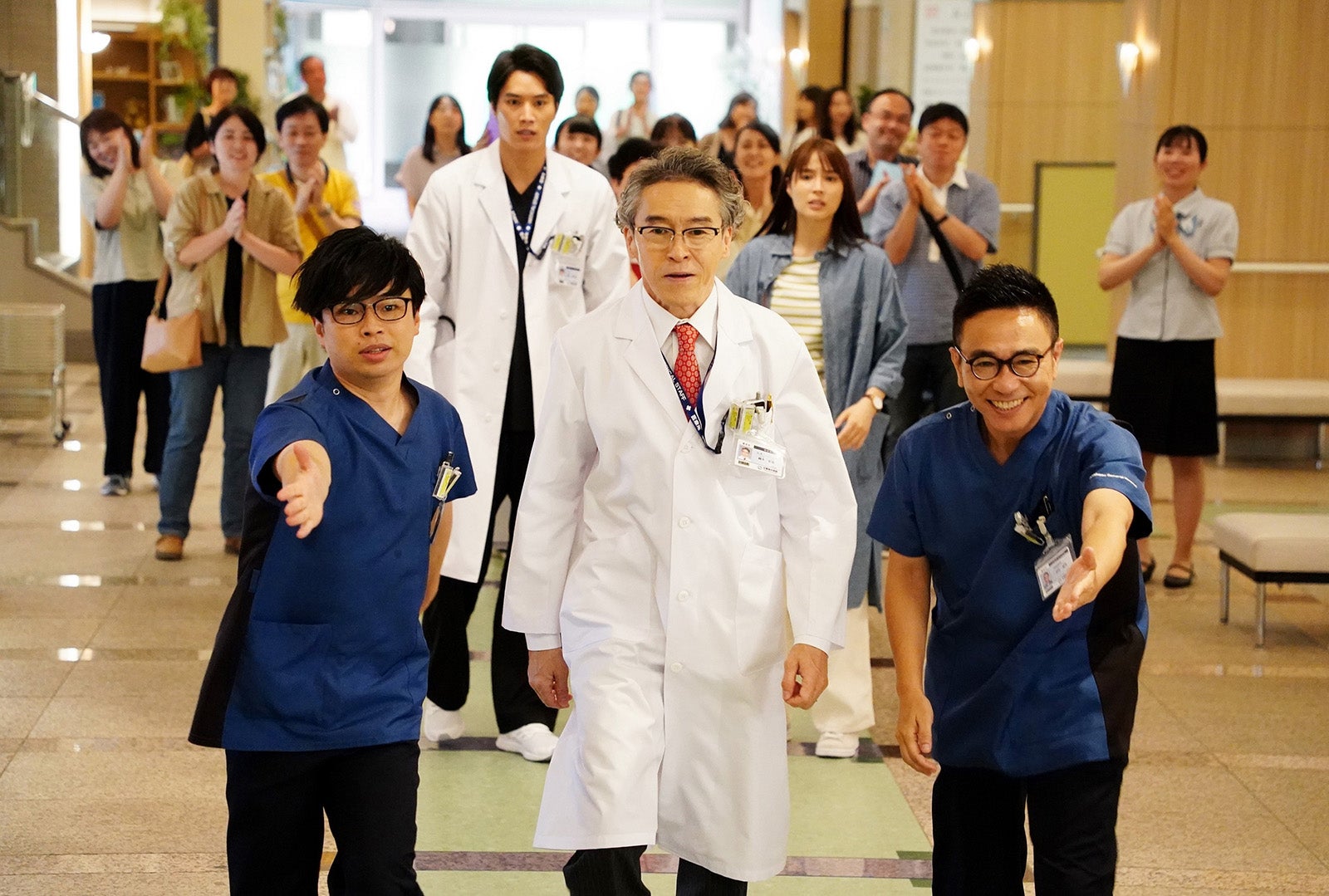 浜野謙太、浅野和之、八嶋智人（C）2022横幕智裕・モリタイシ／集英社・映画「ラジエーションハウス」製作委員会