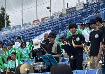 えっ何でいるの！？平日9時の神宮スタンドに大物芸人が！応援団に混じってメガホン叩いてるw中継にも映し出されて周囲は騒然w故郷愛が溢れすぎ！