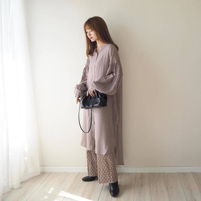 ブラウンのバンドカラーロングシャツにニットワイドパンツを合わせ、黒のスクエアブーツ、ショルダーバッグをコーディネート