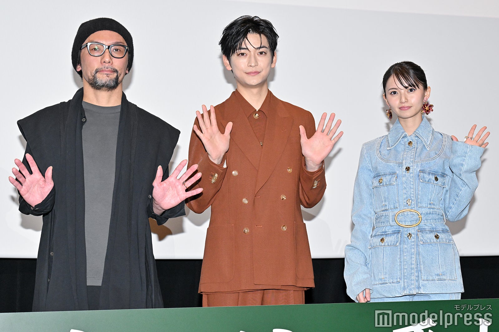 伊藤智彦監督、高橋文哉、齋藤飛鳥（C）モデルプレス