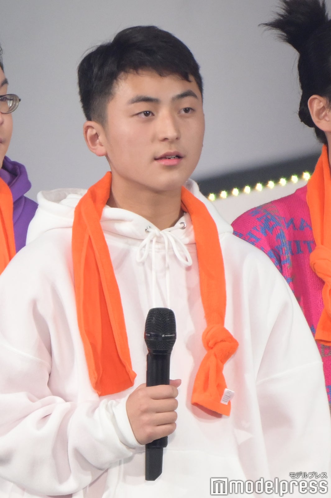 右足（C）モデルプレス