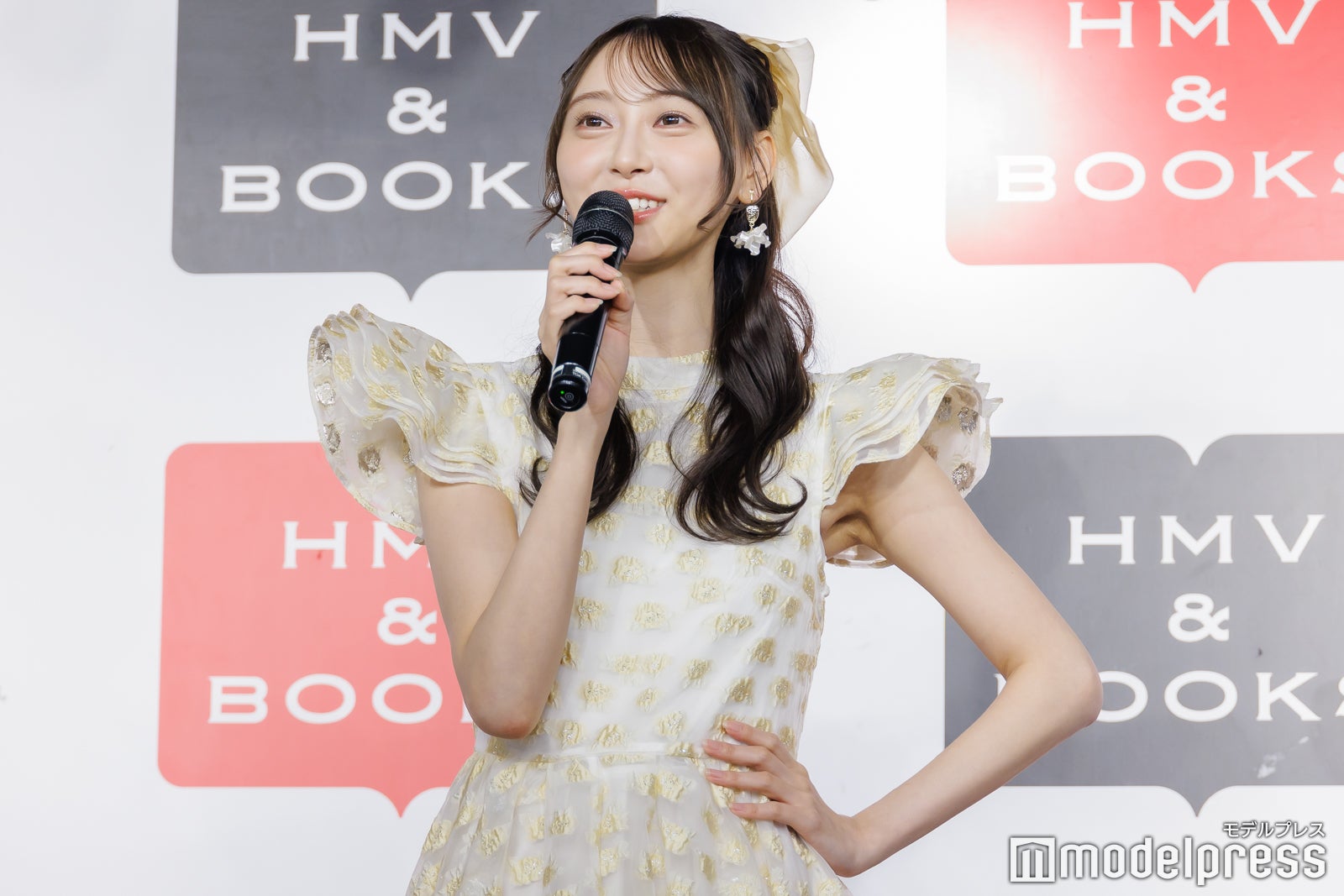 “お決まりの質問”に腰に手を当て考え込んだ弓木奈於（C）モデルプレス