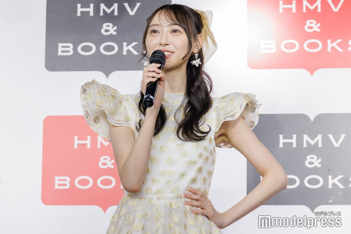 “お決まりの質問”に腰に手を当て考え込んだ弓木奈於(C)モデルプレス