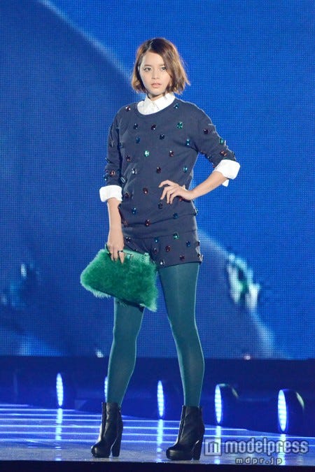 ビッグビジューがポイント。ネイビーが上品感を演出してくれる。