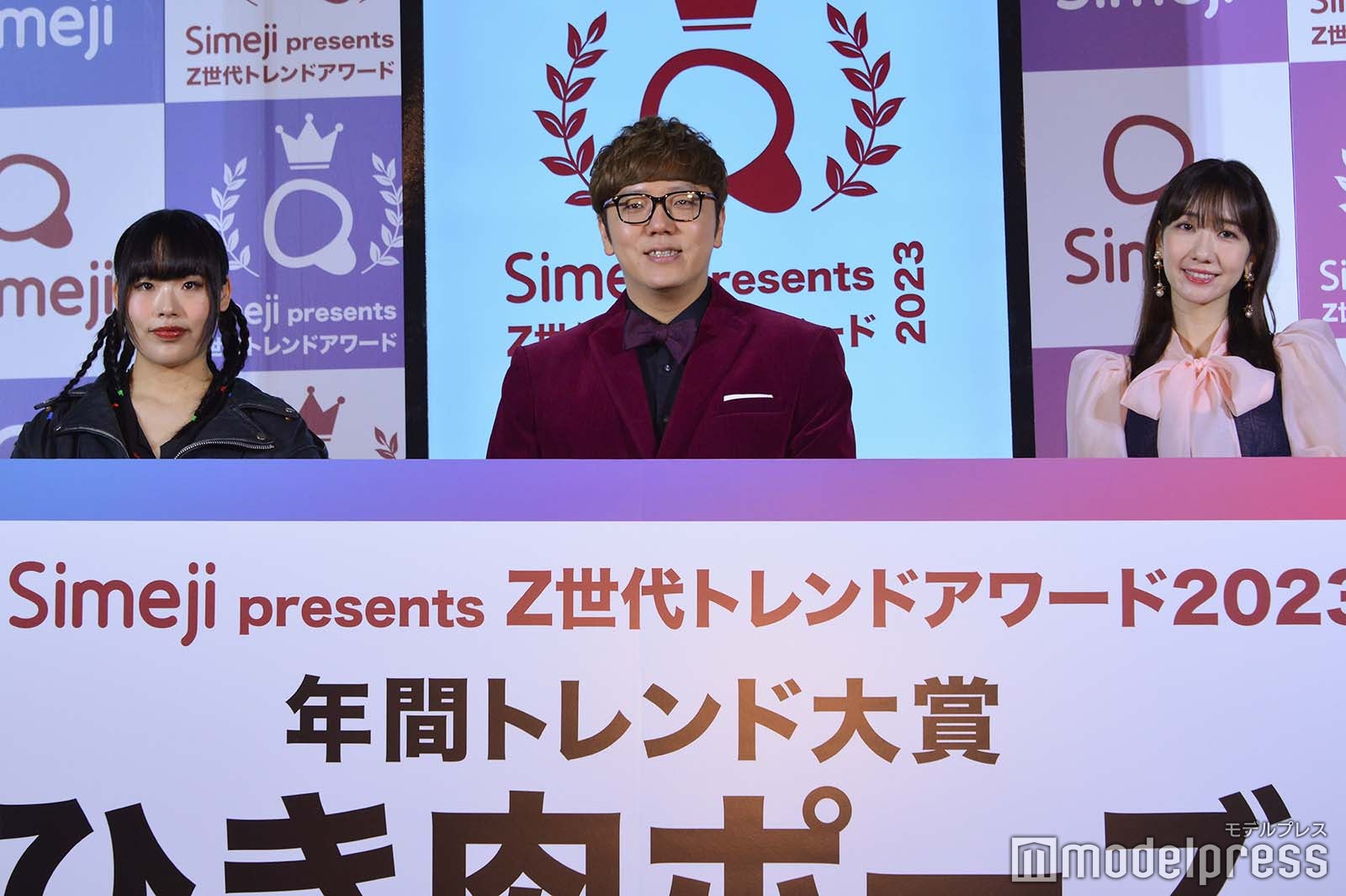（左から）ヒヨごん、HIKAKIN、柏木由紀（C）モデルプレス