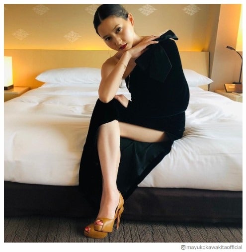 河北麻友子、スラリ美脚＆美デコルテのぞくSEXY黒ドレス姿にうっとり