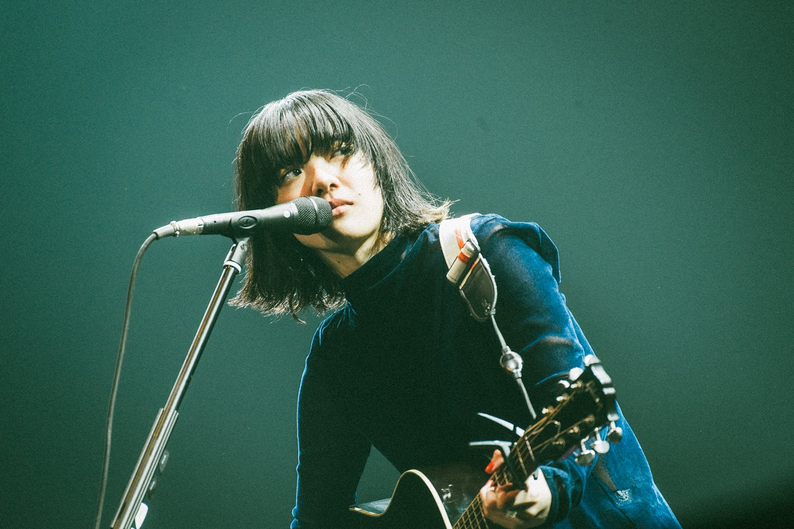 あいみょん、声出せぬ観客に「私が一生懸命歌います」全国ツアー完走＜ライブレポート＞