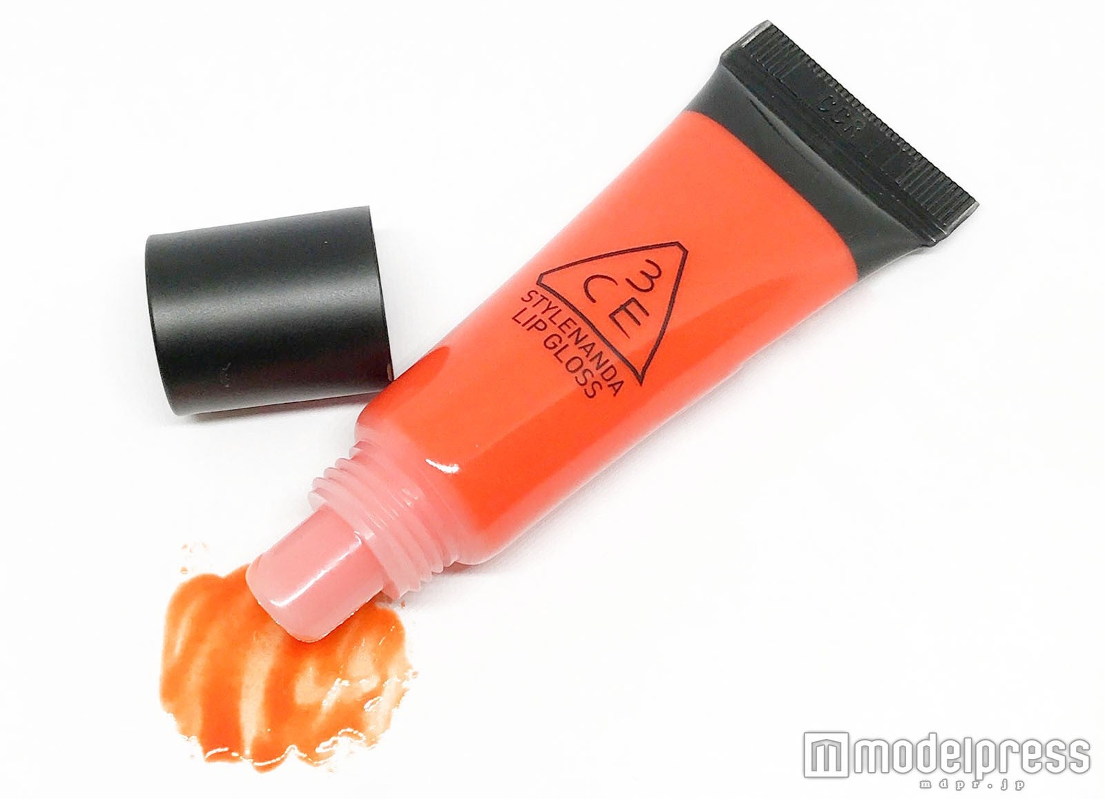 グロスでぷるんとしたツヤ感をプラスして／写真：Risa（C）モデルプレス