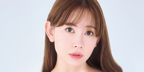 小嶋陽菜、ビキニ姿で抜群プロポーション披露「ヤンマガ」表紙登場