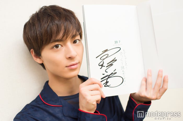 直筆サイン入り写真集をプレゼント!(C)モデルプレス