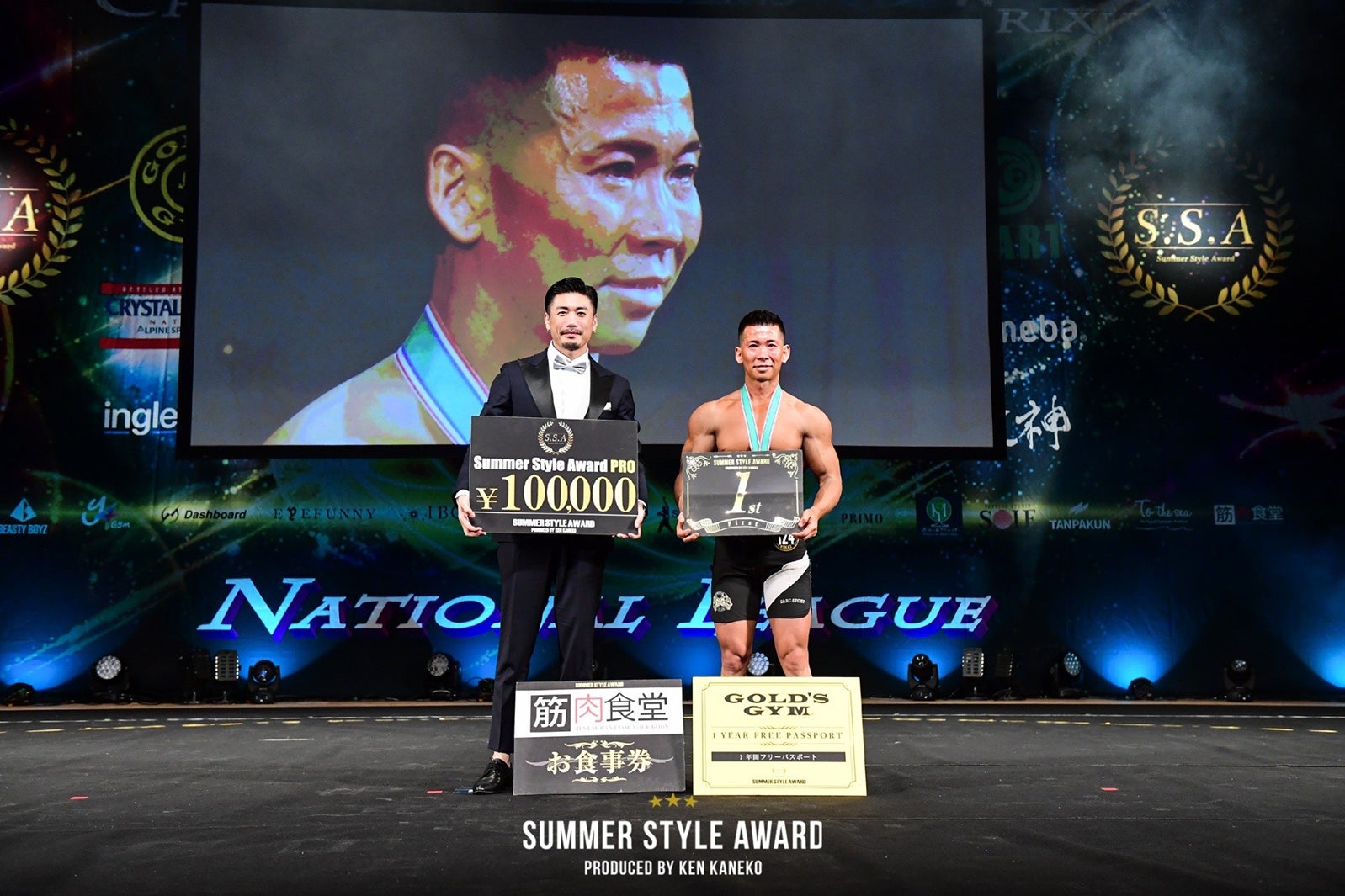 （左から）金子賢、「フィジーク」優勝・石川雄二さん （提供写真）