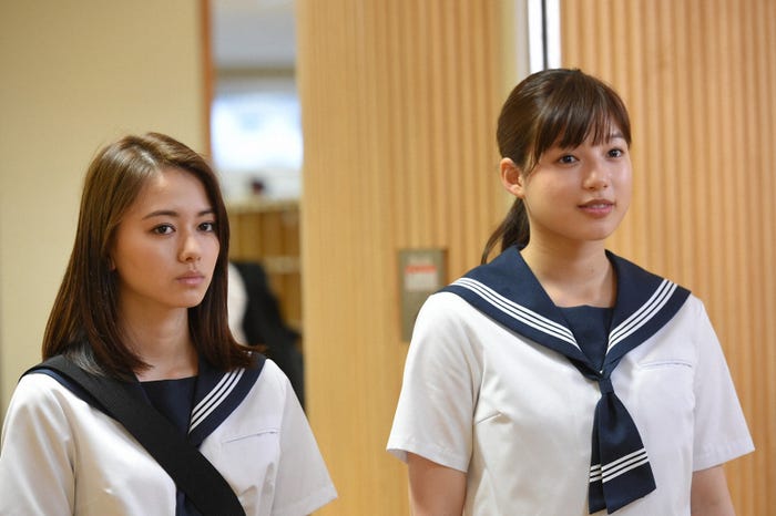 山本舞香、石井杏奈/「チア☆ダン」第2話より(C)TBS