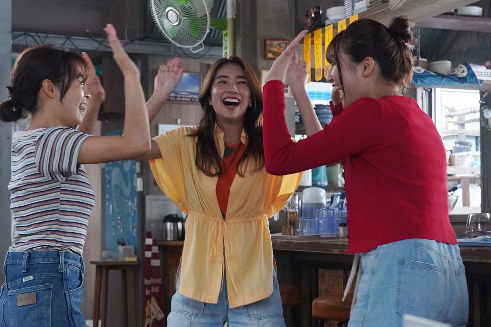 森七菜、仁村紗和、吉川愛「真夏のシンデレラ」最終話より（C）フジテレビ