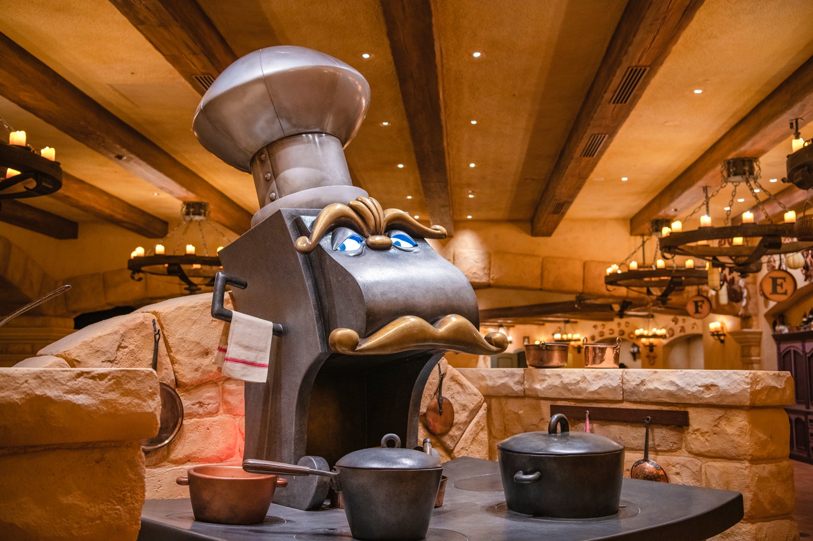 乗り場付近／「美女と野獣“魔法のものがたり”」（C）Disney