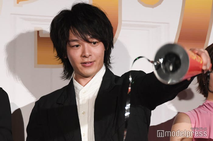 クラッカーの中身を出す中村倫也 (C)モデルプレス