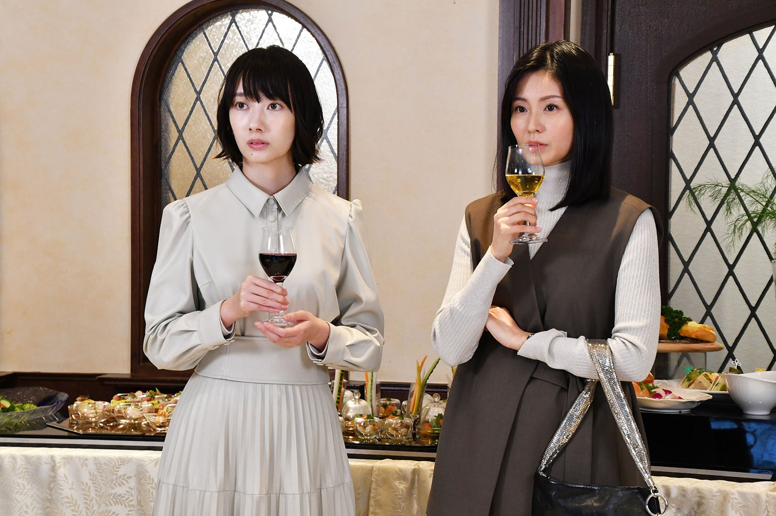 波瑠、本仮屋ユイカ／「愛しい嘘～優しい闇～」第1話より（C）テレビ朝日