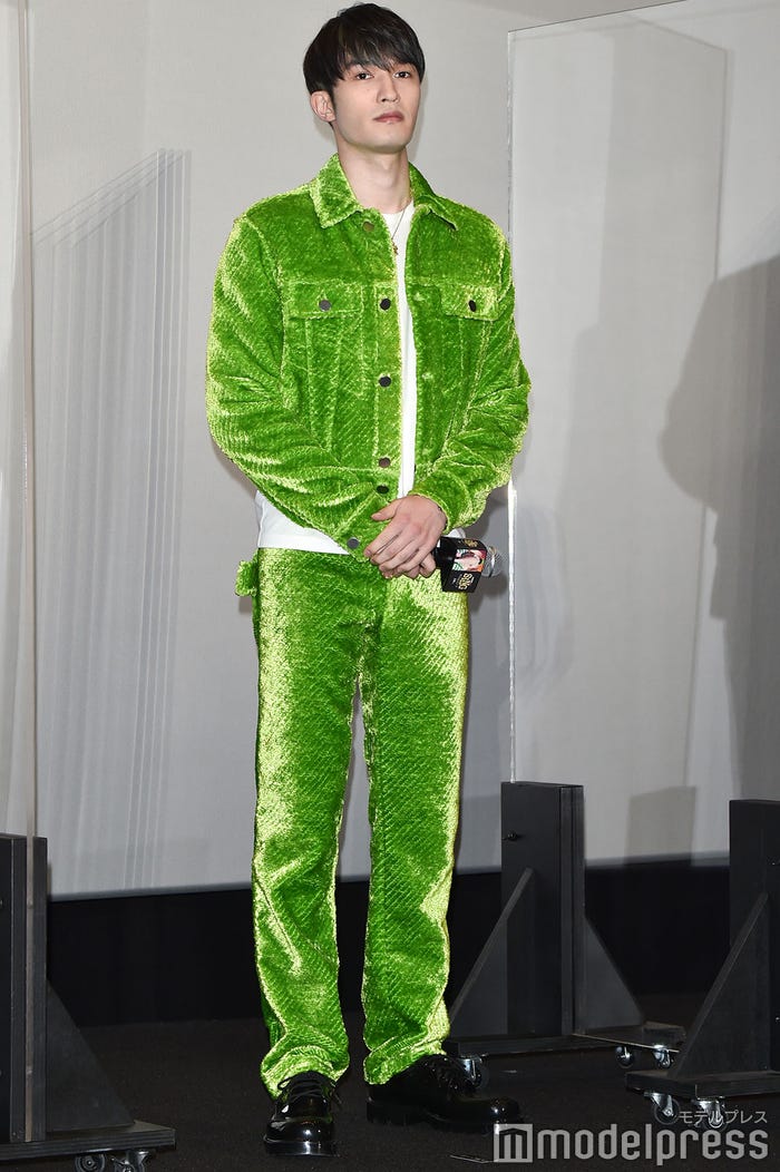 鮮やかな緑色のセットアップで会場の視線を集めていたジェシー(C)モデルプレス