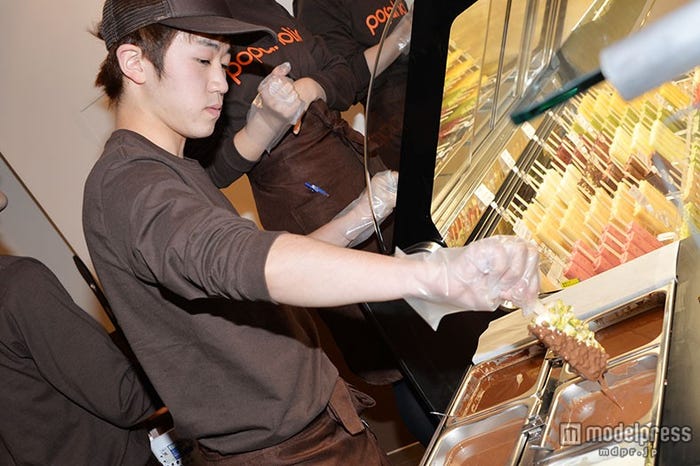 オーダーしたジェラートをその場で作ってくれる