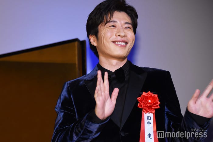 ファンの声援に応える田中圭 (C)モデルプレス