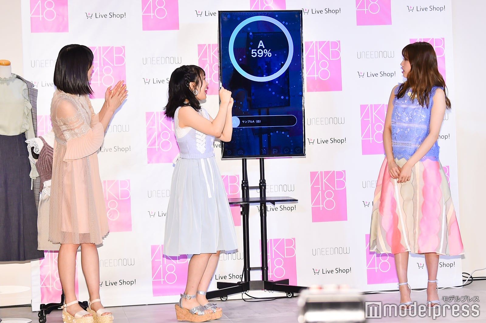 ライブ配信でのアンケートでは白のトップスを支持する声が多数 （C）モデルプレス