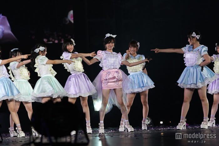 センターを務めた大人AKB48の塚本まり子(C)AKS