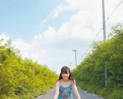 乃木坂46賀喜遥香、美脚披露 青春感あふれる自然体ショット<1st写真集「まっさら」先行カット>