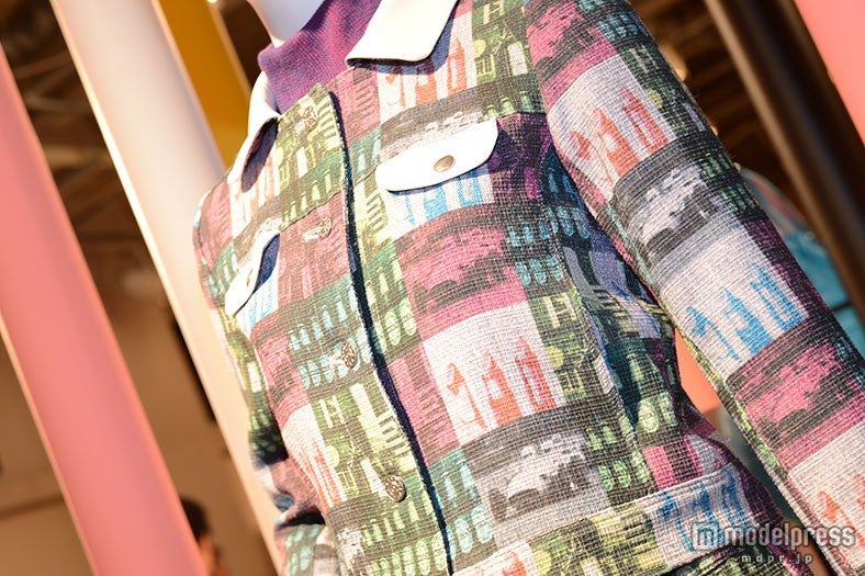 サーキット場のレーサーとリップグロスがプリントされたセットアップ