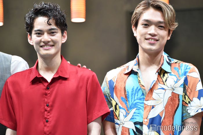 和気あいあいとした雰囲気で取材会でも息ぴったりな中山優馬と原嘉孝(C)モデルプレス