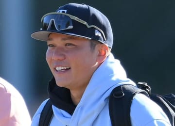 巨人 坂本勇人が守備の師匠と！谷繁元信氏の自撮りに笑顔＆ピースで映り込む 名球会イベントでファン歓喜の一枚「ありがとうございます！」