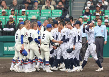 【センバツ】激闘の九州国際大付－神戸国際大付 両校監督がベンチ前でたたえ合う→選手も互いに頭を下げる 逆転サヨナラ打の吉田「ありがとうと」